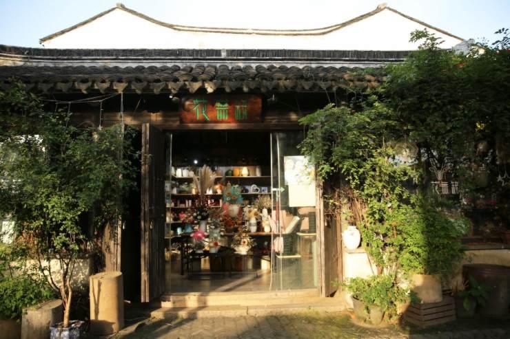 搞笑电影与最新国产动漫，巷弄深处的特色小店探秘