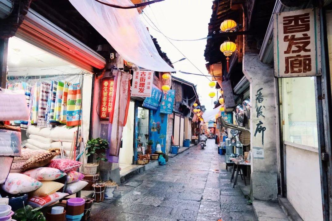 最新冬款女装探秘，小巷深处的时尚风采