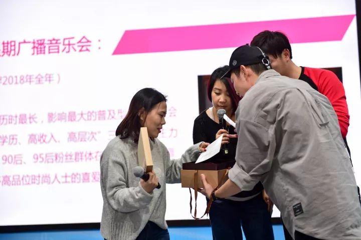 苹果最新无线耳机广告曲，撩人心弦的旋律，开启全新听觉盛宴！