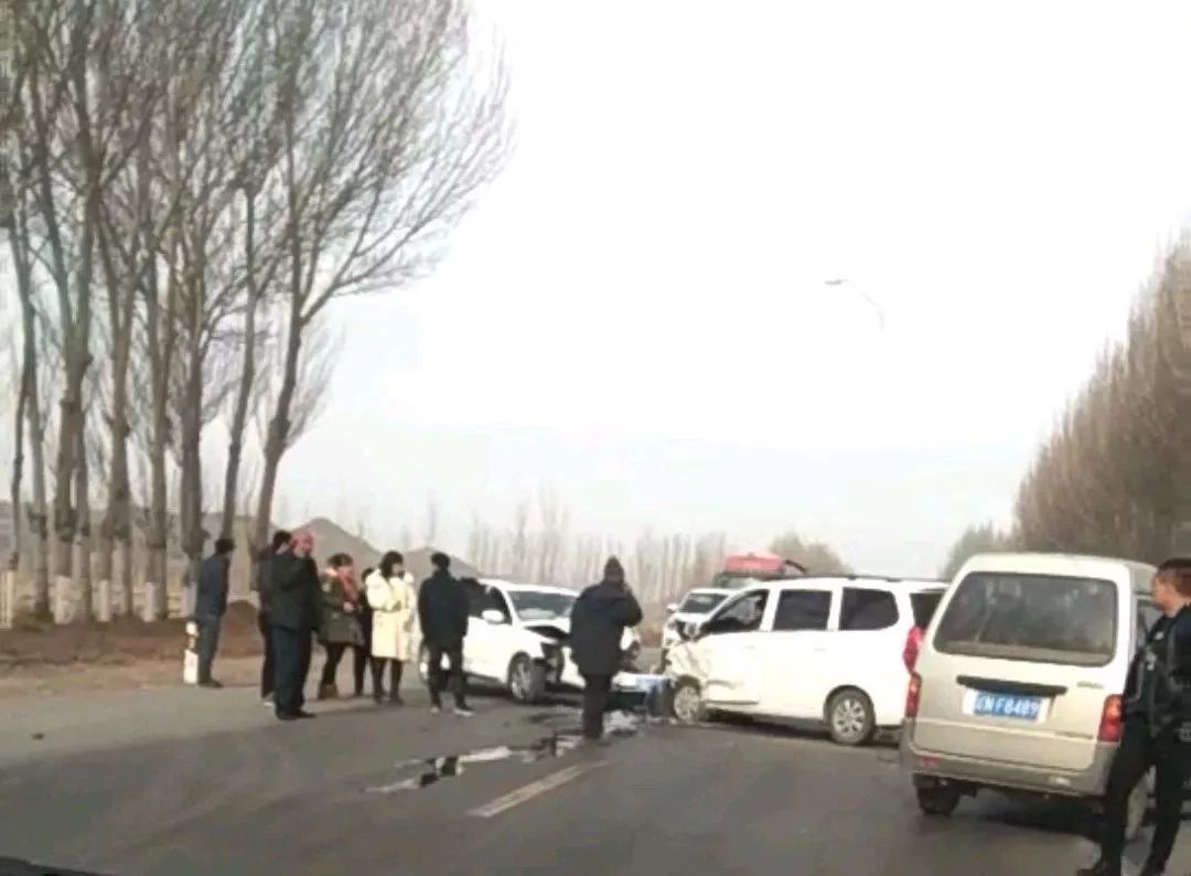 赤峰交通事故背后的秘密，巷弄美食之旅与隐藏故事