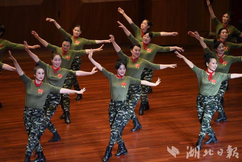 最新双人对跳广场舞，舞动自信，跃动人生之美