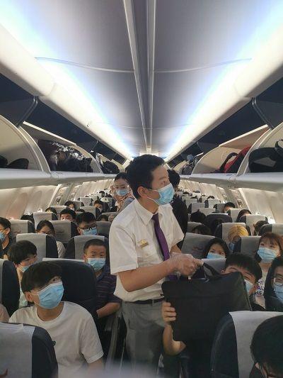 乌鲁木齐机场最新防控措施下的重逢温馨时刻