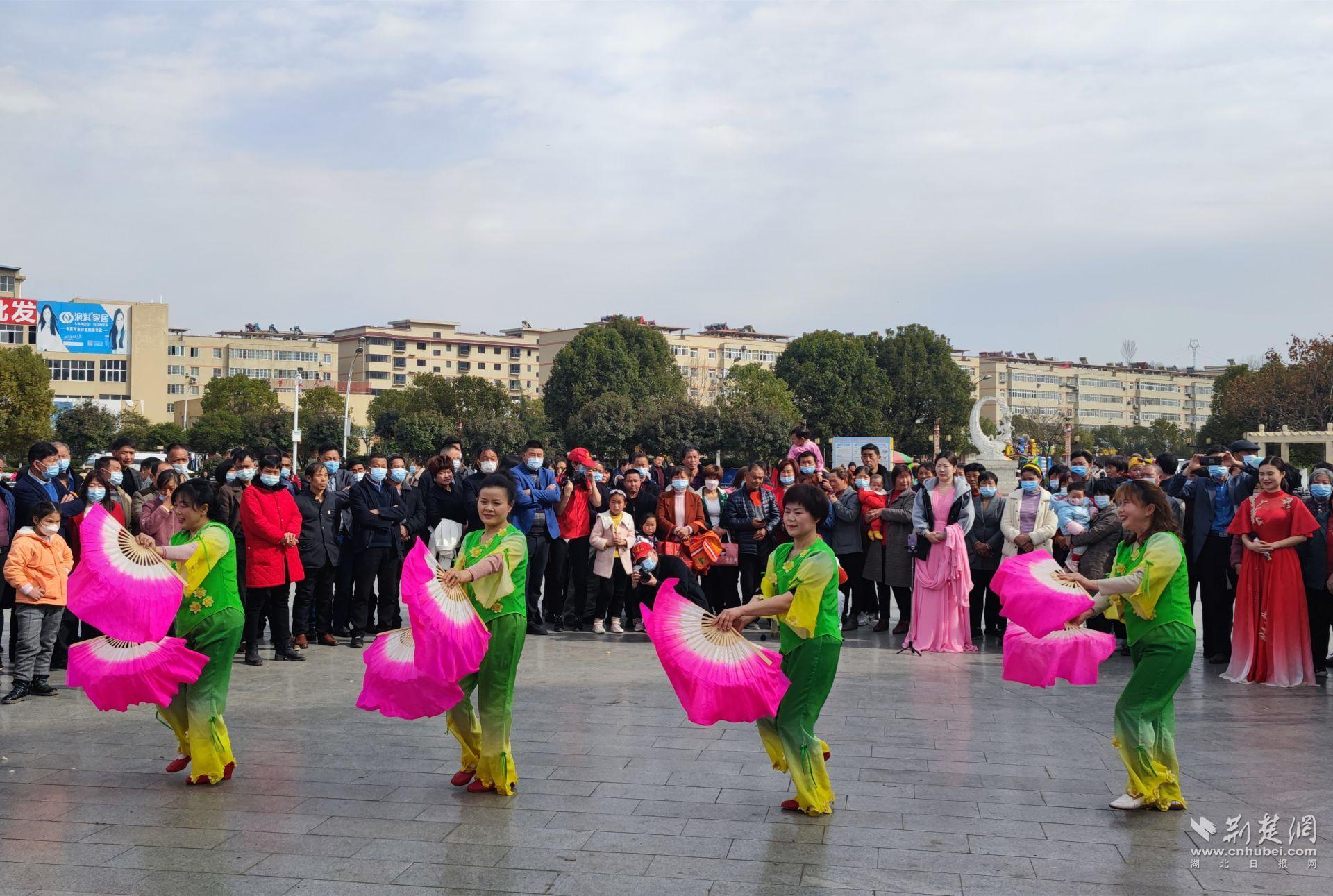 最新伞舞，舞动雨中的独特艺术风采
