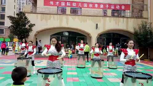 幼儿园教师开场舞与小巷特色小店的惊喜揭秘