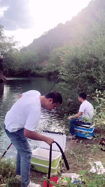 湖畔温馨时光,钓鱼爱好者最新技巧分享