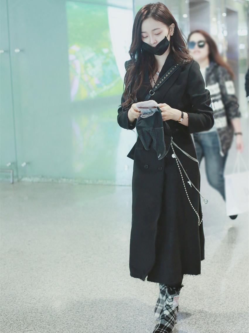 吴宣仪最新时尚照片展现潮流风尚与公众形象风采