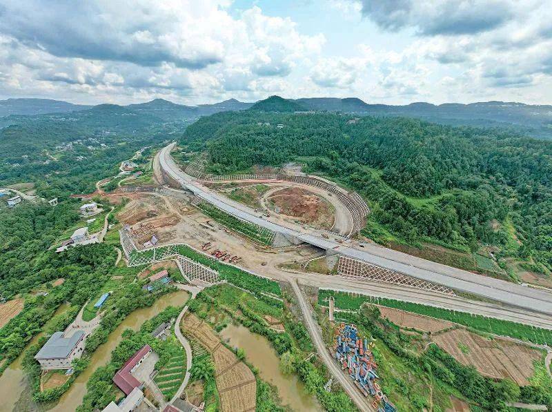 苍巴高速最新动态,速度与友情的交响,温情故事在路上