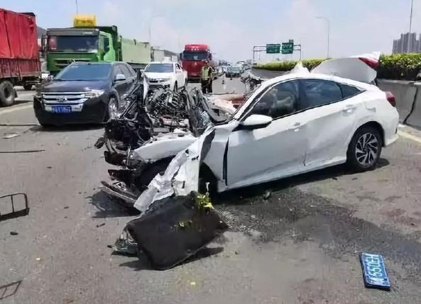 温馨日常中的意外车祸,友情与命运的交织