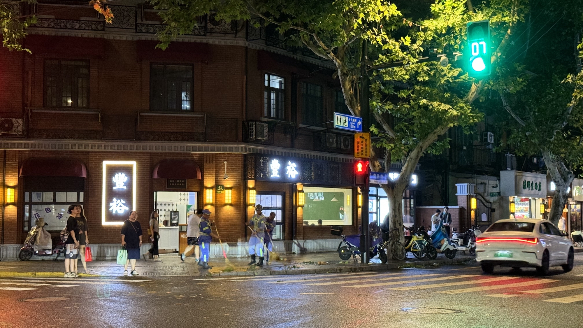 探秘小巷独特小店,最新热点一网打尽!