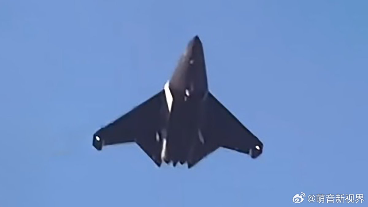 中国最新隐形战机翱翔蓝天,自信成就梦想之巅