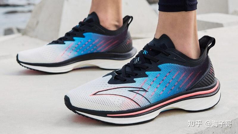 安踏最新跑步鞋,引领步伐,舒适时尚尽享!